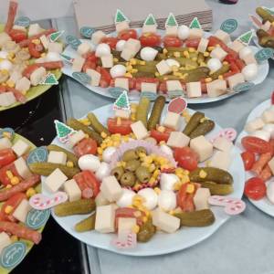 Kolorowe koreczki warzywne z serem, oliwkami i warzywami ułożone na talerzach podczas warsztatów sylwestrowych dla seniorów.