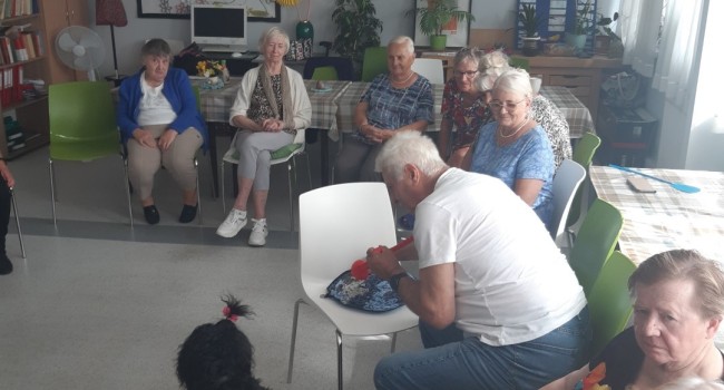 pies podchodzący do uczestników